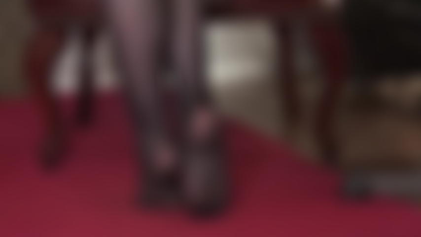 Une adoration intense des pieds - debout sur la pointe des pieds, cambrant les pieds, présentant ses semelles douces... Maîtresse vivian sait ce qui fait battre votre cœur, saliver votre bouche et palpiter votre bite.