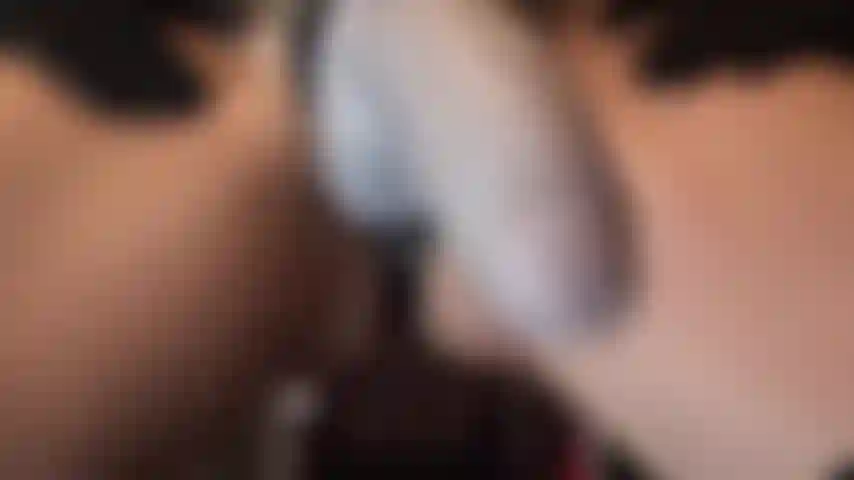 Baisée au visage par un gode ceinture de 25 cm – la maîtresse balance sa grosse bite savoureuse directement sur ton visage. Je sais que tu le veux. Ta bouche s'ouvre automatiquement pour engloutir cette viande de bite épaisse.