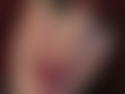 Fétichiste du rouge à lèvres, taquine la bite - la maîtresse ajoute une couche brillante sur du rouge à lèvres rose pour taquiner avec ses lèvres pulpeuses et une bbc.