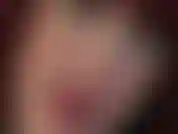 Fétichiste du rouge à lèvres, taquine la bite - la maîtresse ajoute une couche brillante sur du rouge à lèvres rose pour taquiner avec ses lèvres pulpeuses et une bbc.