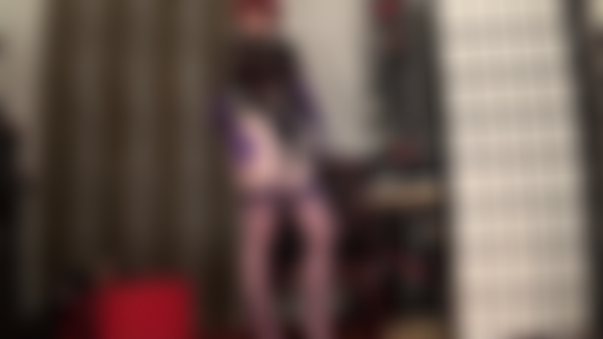 Maîtresse vivian possède ta bouche de chienne - ce qui commence comme une douce séduction en lingerie sexy, bas violets et gants en satin violet soyeux, se transforme bientôt en une baise de gorge impitoyable parce que c'est mon trou du cul pour donner à ma bite le plus grand plaisir.
