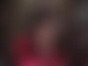 Une allumeuse sensuelle et sexy avec les jambes croisées dans des collants noirs transparents, avec des escarpins à talons en acier qui pendent.