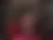 Une allumeuse sensuelle et sexy avec les jambes croisées dans des collants noirs transparents, avec des escarpins à talons en acier qui pendent.