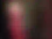 Je pratique le pegging et la domination par sangle avec adoration du cul dans une combinaison en caoutchouc rouge super chaude.