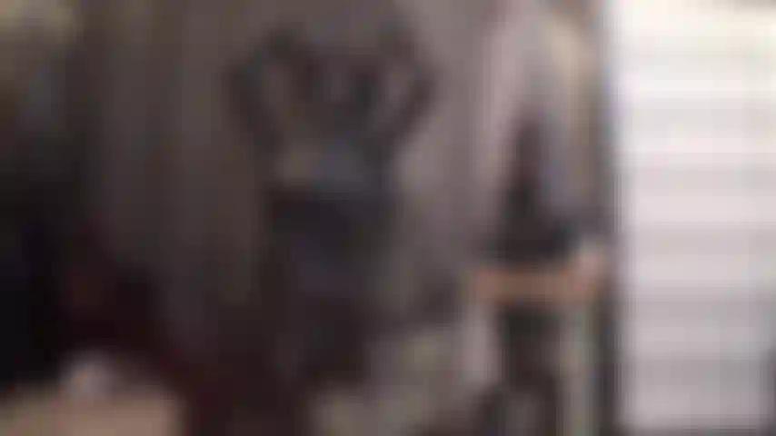 Adoration du strap-on en cuir intégral - maîtresse vivian vous fait saliver sur sa bite charnue en jupe en cuir, corset, gants, chapeau et bottes.