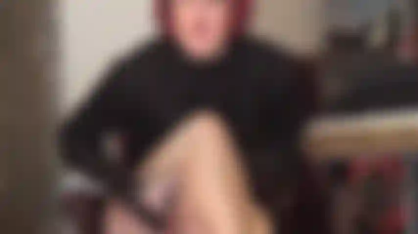 Séduction de collants brillants, piège à cuisses en nylon, jeu de crachats et traite - la maîtresse vous a exactement là où elle vous veut... Faible entre ses cuisses de collants, votre bite d'esclave attachée avec ses collants usés pendant que vous poussez et sentez ces nylons doux partout sur vous.