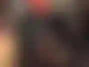 Je te fais une branlette avec des gants en latex.