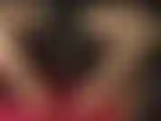 Aux jambes de la déesse - adorez les longues jambes en collants de la maîtresse vivian et ses escarpins à talons aiguilles sexy avec un énorme strapon noir entre les deux.