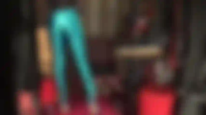 Fétichiste du satin brillant - pantalon bleu avec bottes assorties et gants en satin doux et soyeux, la maîtresse vous permet d'adorer.