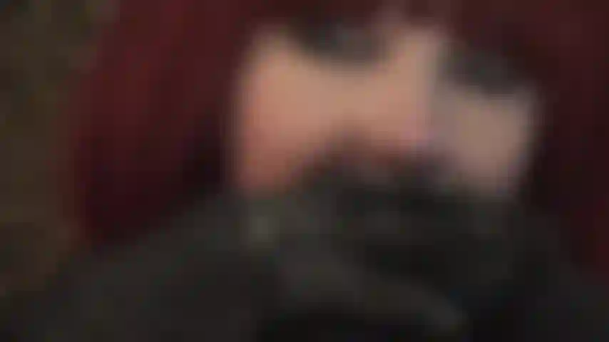 Folle des gants en cuir, respirant leur parfum, touchant ton visage, couvrant ta bouche, m'accrochant à ta gorge...