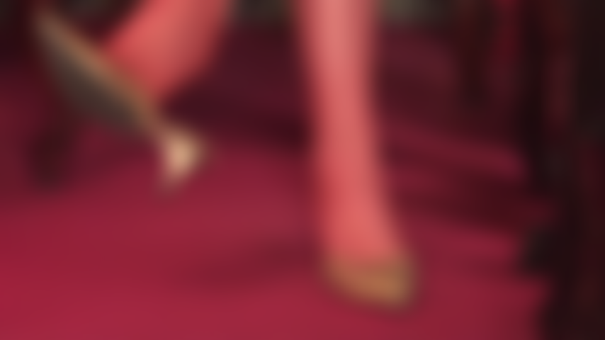 Si vous aimez les jeux de ballerines et de chaussures avec de jolies mules en cuir à talons bas, alors ceci est pour vous ! Bas rouges, fétichisme des pieds, pieds.