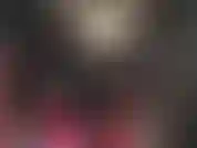 Une maîtresse blonde ajoute une paire de gants en cuir pleine longueur à sa superbe tenue en cuir.