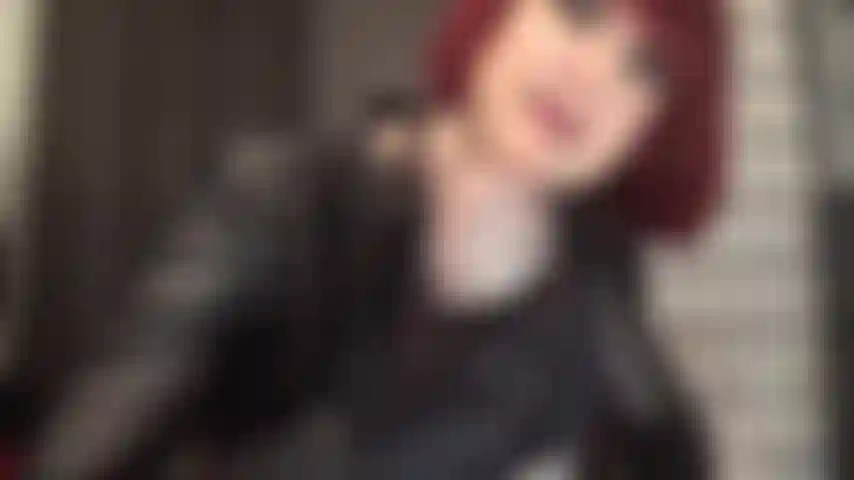 Maîtresse adore balancer son gros gode-ceinture blanc alors qu'elle taquine avec ses courbes incroyables.