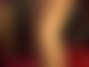 Maîtresse vivian, avec une perruque noire, un body sexy en vinyle/pvc et des collants brillants. De ses magnifiques pieds jusqu'à ses pieds, qu'ils soient en bas nylon ou en talons hauts, j'adore ses jambes et ses fesses rondes et parfaites.