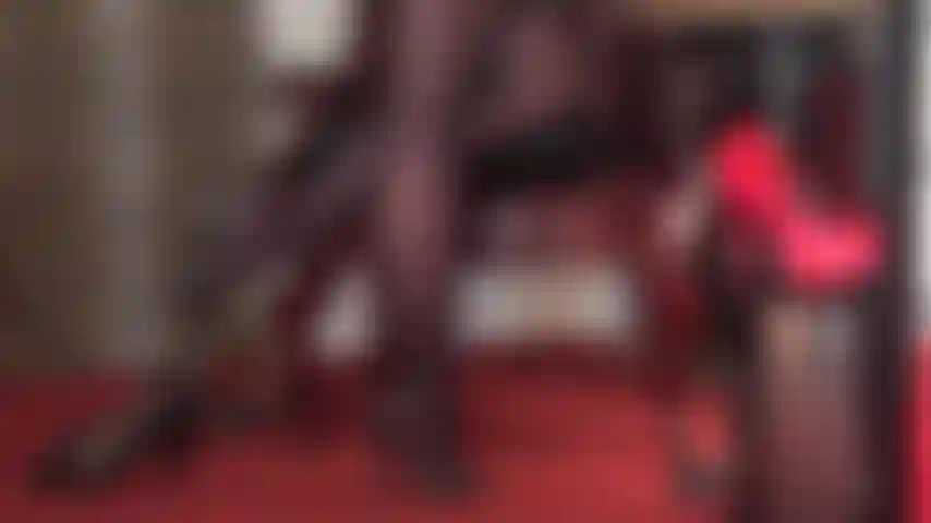 Adoratrice de chaussures et de pieds en mules noires à talons hauts en cuir.