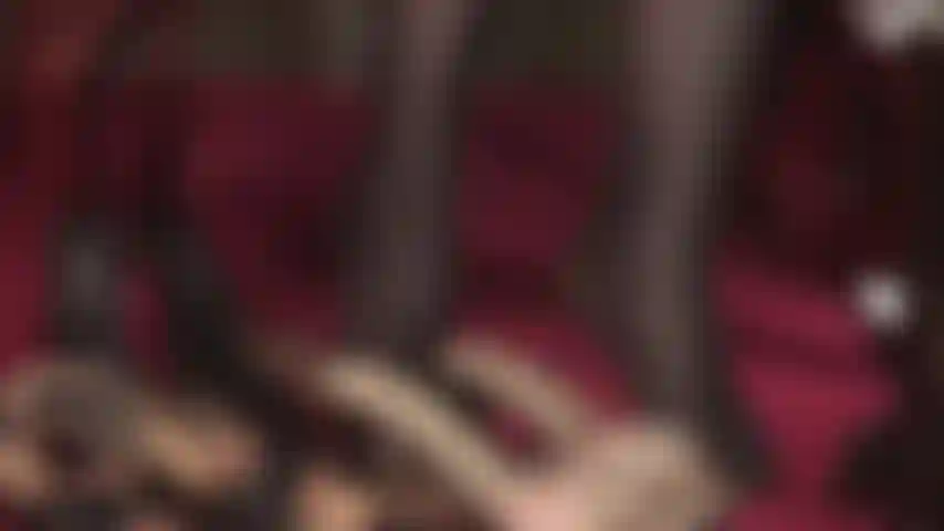 Les mules sexy sont ta faiblesse. Regarde ta déesse des collants balancer des mules basses en cuir sexy et taquiner le valet de pied aux pieds en nylon.