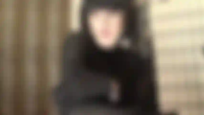 Cheveux noirs, jolie lingerie noire et collants brillants. Ma maîtresse est si séduisante qu'on pourrait même sucer une bite dès la première fois.