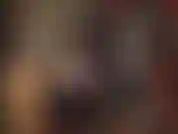 Une déesse du latex qui adore le corps - la maîtresse taquine avec ses courbes incroyables en latex noir brillant serré, collants et bottes hautes.