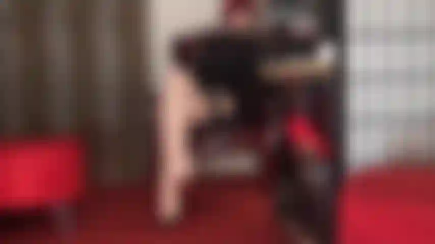 Une allumeuse sensuelle avec de longues jambes et des pieds sexy en bas cubains à coutures ivoire et jarretières.