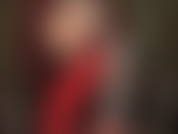 Des gants en latex rouge brillant caressent lentement une bite blanche. Maîtresse vivian rend ce gode si savoureux qu'on ne peut pas résister à un coup de langue. Juste un petit coup de langue ne fera pas de mal, ça ne te rendra pas gay. N'est-ce pas ?!