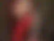 Des gants en latex rouge brillant caressent lentement une bite blanche. Maîtresse vivian rend ce gode si savoureux qu'on ne peut pas résister à un coup de langue. Juste un petit coup de langue ne fera pas de mal, ça ne te rendra pas gay. N'est-ce pas ?!