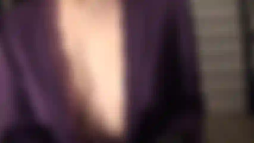 Tu aimes les seins de ta maîtresse ? - Cette tenue t'excite tellement que tu essaierais même ton propre sperme.