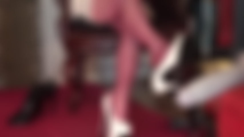 1 Heure de collants rouges et de talons blancs - taquinant et torturant ta bite avec une cravache, de longues jambes en nylon, des pieds et ces magnifiques escarpins à plateforme marchant partout sur toi.