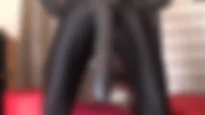 Un gode-ceinture géant noir - aujourd'hui, ton trou du cul a vraiment besoin d'être ouvert, non seulement large mais aussi très profond.