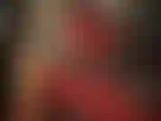 Maîtresse porte des bas nylons sexy à coutures pour vous taquiner. Tout est extra sexy dans cette vidéo… gants en satin, short rouge brillant, collants noirs à coutures, bottes hautes en cuir rouge et une branlette gantée.