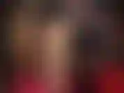 Partie 2/2 couches de collants et de bas brillants, ajoutant une petite jupe en latex noir brillant et des escarpins blancs sexy... Taquinant ta bite palpitante entre ces cuisses et cette jupe en nylon brillant.