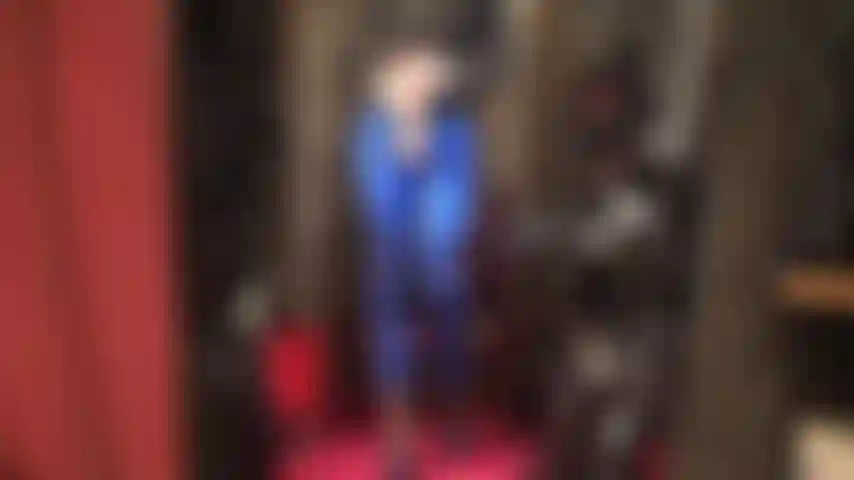 Un legging métallique bleu chaud et des talons avec un gros gode ceinture stryker blanc.