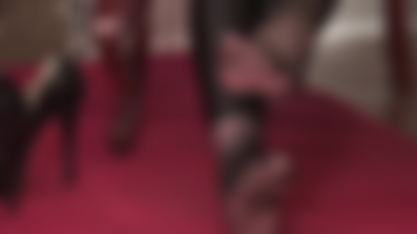 J'adore les collants renforcés et les orteils – de jolis orteils renforcés dépassent de leggings en spandex noir, l'air si appétissant. Tu veux renifler et lécher mes pieds.