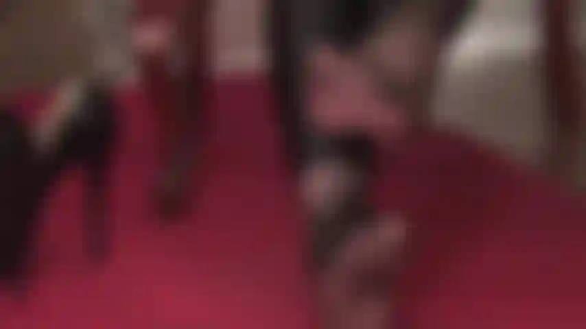 J'adore les collants renforcés et les orteils – de jolis orteils renforcés dépassent de leggings en spandex noir, l'air si appétissant. Tu veux renifler et lécher mes pieds.