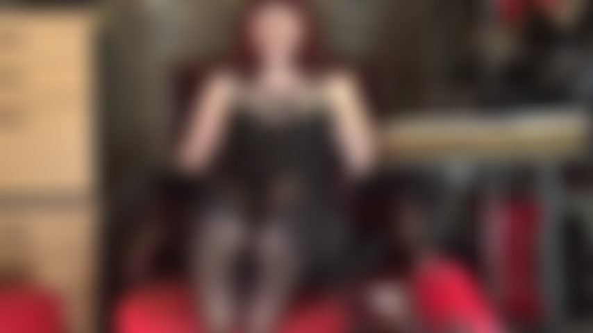 Je renifle et lèche les délicieux pieds en collants de ma maîtresse - ma maîtresse agite ses merveilleux pieds en nylon moites dans des couches de collants sur ton visage. L'odeur te rend folle.