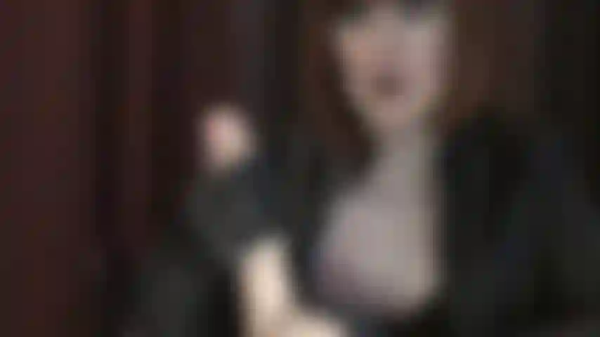 Branlette en gants de cuir femdom - vous ne partirez pas tant que la maîtresse n'aura pas extrait tout votre sperme, vous faisant monter à l'orgasme si bien tout au long.