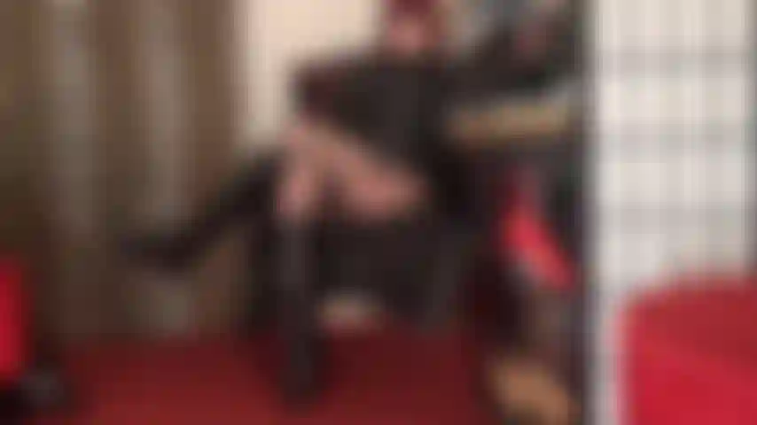 J'adore les bottes ! Cette paire de bottes à talons aiguilles en acier brillant mérite votre attention immédiate. Et maîtresse prend un plaisir fou à utiliser votre langue pour nettoyer vos bottes.