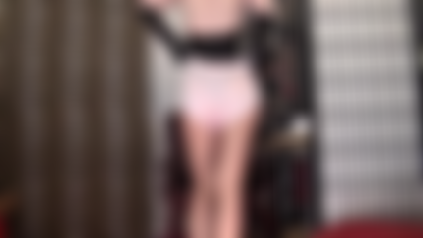 Une culotte gainante en satin floral rose sur des collants beiges brillants - maîtresse vivian rend cette culotte brillante à dos complet si belle sur ses fesses rondes parfaites.