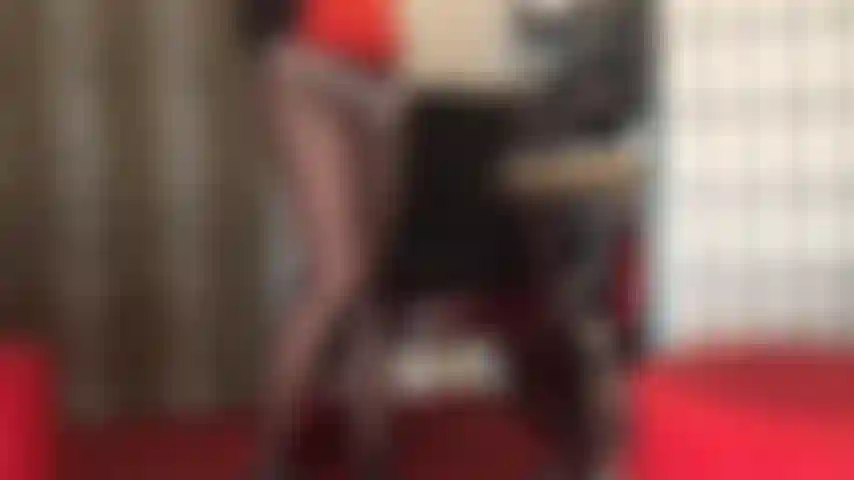 Des fesses sexy dans une culotte en satin à motifs floraux sur des collants.