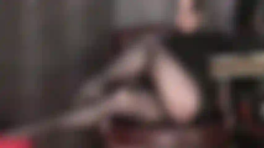 Pouvez-vous gérer l'incroyable taquinerie érotique des jambes en collants, des pieds et du chemisier ouvert de la maîtresse vivian ?