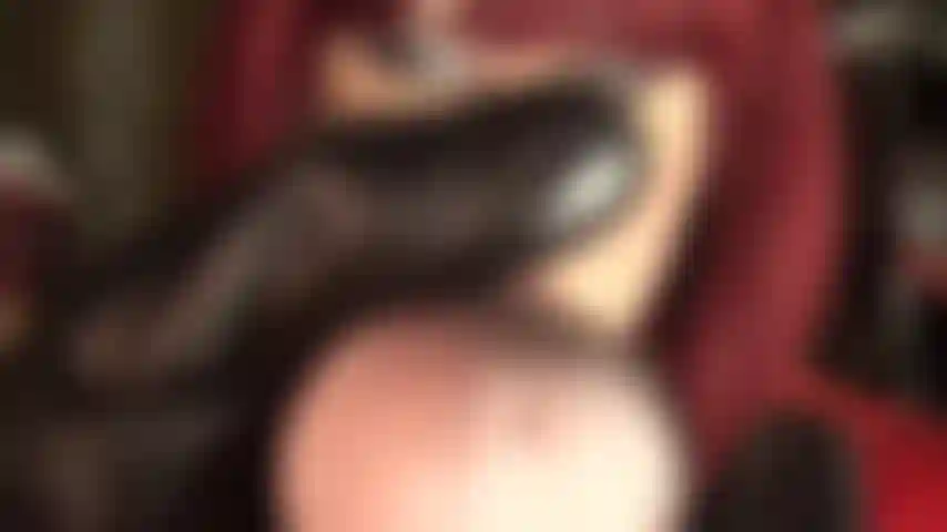 Nourricière de bites - avec sa grosse bite savoureuse, ma maîtresse enfonce son doigt en cuir dans ta bouche.