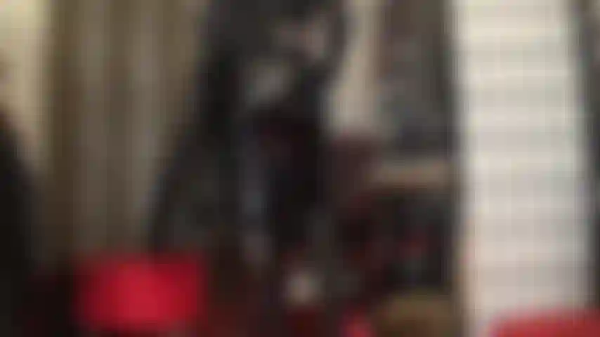 Beaucoup de cuir noir, une jupe en pvc brillant et des leggings en spandex - cette tenue fétichiste va sûrement faire sauter votre bite de joie.