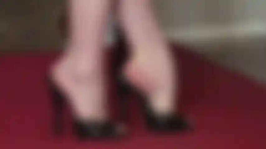 De belles voûtes plantaires nues dans des mules/claquettes en cuir. Vous pouvez vraiment voir à quel point ces pieds transpirent si c'est votre genre... :-).