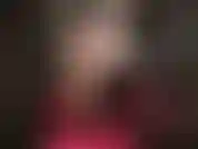 Maîtresse montre ses merveilleuses longues jambes en nylon, ses pieds sexy et son cul rond parfait dans un minuscule short chaud en pvc.