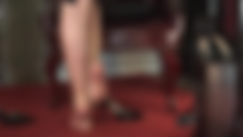 Pieds cambrés dans des collants beiges transparents - la maîtresse joue avec votre addiction à ses beaux pieds en nylon.