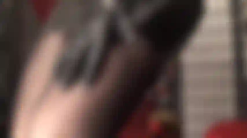 Des collants noirs brillants à l'huile et une couche de bas violets.