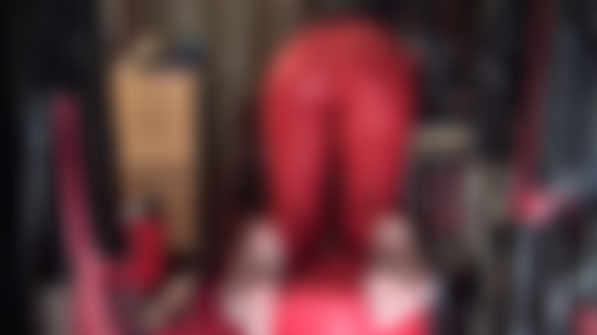 Des leggings rouges serrés - adoration du cul et semelles de collants directement dans ton visage.