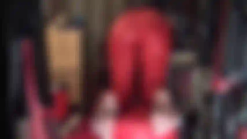 Des leggings rouges serrés - adoration du cul et semelles de collants directement dans ton visage.