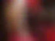 Maîtresse en blanc soyeux – collants brillants, talons, jupe en satin, chemisier et gants. Tout est si brillant. Maîtresse vous tient prisonnier de sa toile sexy et brillante.