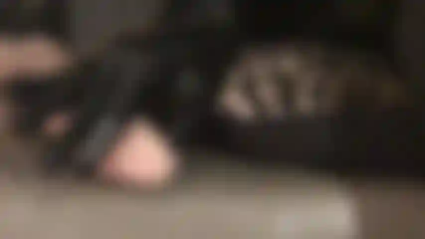 Exploitant votre faiblesse pour les gants en latex noir brillant - la maîtresse taquine doucement votre bite dressée avec ses doigts et ses cuisses en latex lisses dans des collants brillants et des bottes en cuir jusqu'aux genoux.