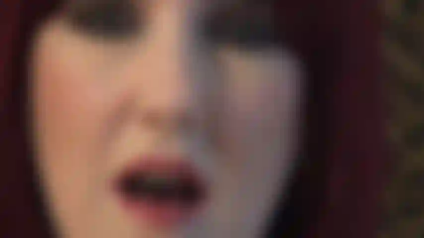 Vous ne pouvez pas résister à ces yeux perçants, ces lèvres brillantes et cette langue chaude.